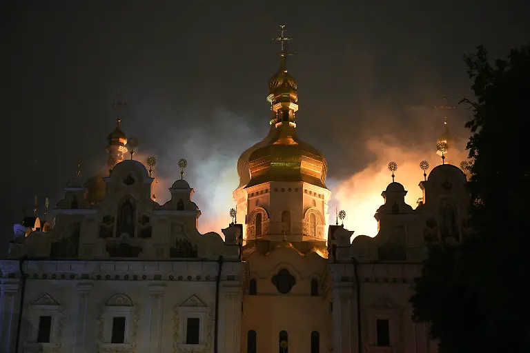 Das-Dach-der-Mariae-Entschlafens-Kathedrale-der-Kiewer-Pechersk-Lawra-brennt