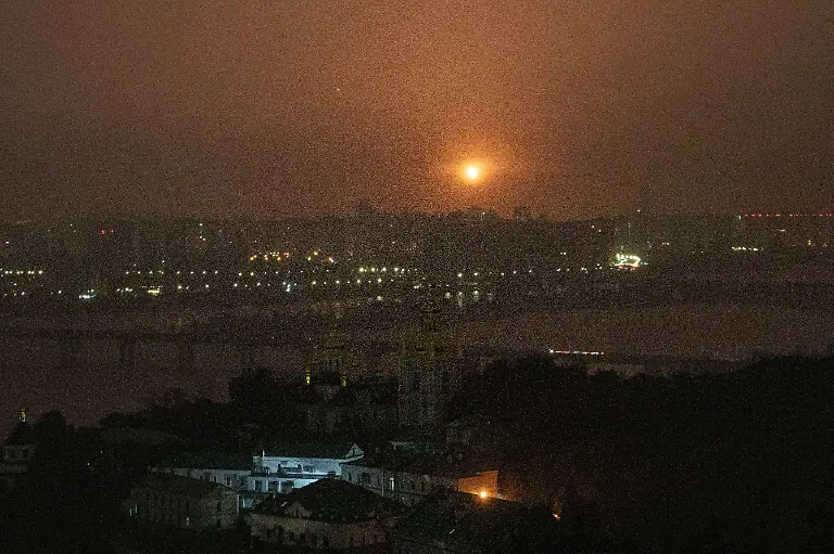 Waehrend-eines-russischen-Angriffs-auf-Kiew-ist-die-Explosion-einer-russischen-Drohne-am-Himmel-zu-sehen