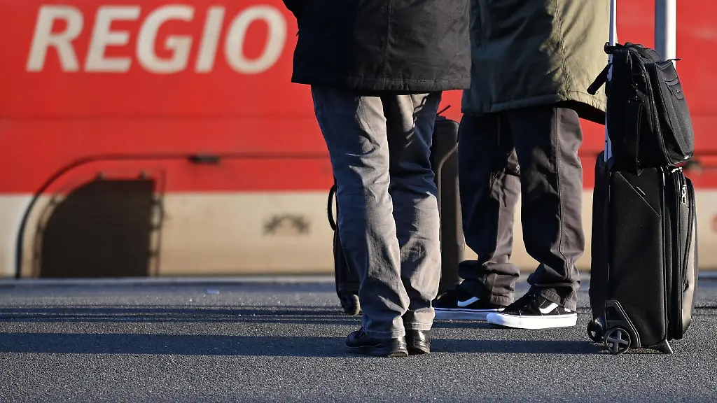 Reisende-muessen-heute-Abend-mit-Einschraenkungen-auf-zwei-Linien-zum-Flughafen-rechnen