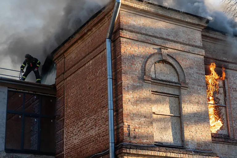 Ein-Rettungshelfer-loescht-einen-Brand-auf-dem-Dach-eines-Kunstmuseums-das-nach-einem-russischen-Angriff-auf-Charkiw-in-der-Ukraine-beschaedigt-wurde