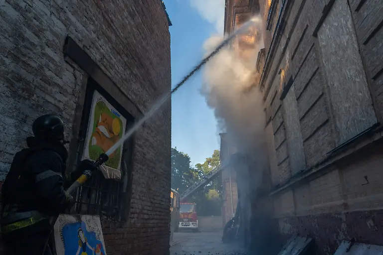 Ein-Rettungshelfer-loescht-einen-Brand-in-einem-Kunstmuseum-das-nach-einem-russischen-Angriff-auf-Charkiw-in-der-Ukraine-beschaedigt-wurde