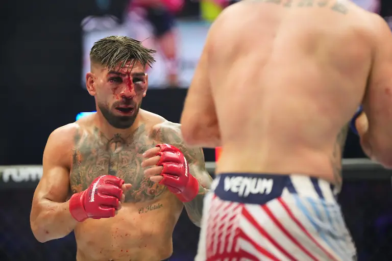 Ilia-Toupruia-left-fights-Justin-Gaethje-during-their-lightweight-title-bout-at-UFC-Freedom-250-on-the-South-Lawn-of-the-White-House-Monday-June-15-2026-in-Washington