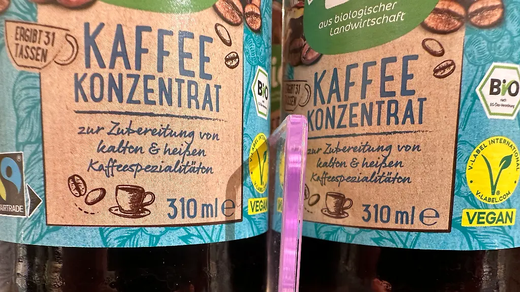Flaschen-mit-Kaffeekonzentrat-stehen-in-einem-Drogeriemarktregal