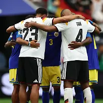 Fussball-Maenner-WM-Deutschland-Curacao-Vorrunde-Gruppe-E-1-Spieltag-Houston-Stadion-Felix-Nmecha-Deutschland-und-Jonathan-Tah-Deutschland-umarmen-Spieler-aus-Curacao-ACHTUNG-Gemaess-den-Auflagen-der-FIFA-duerfen-die-Bilder-ausschliesslich-zur-redaktionellen-Verwendung-genutzt-werden-Eine-kommerzielle-Nutzung-ist-ausgeschlossen-Zudem-duerfen-keine-videoaehnlichen-Sequenzen-erstellt-werden-und-es-duerfen-keine-Veraenderungen-weder-im-Vordergrund-noch-im-Hintergrund-am-Bild-vorgenommen-werden