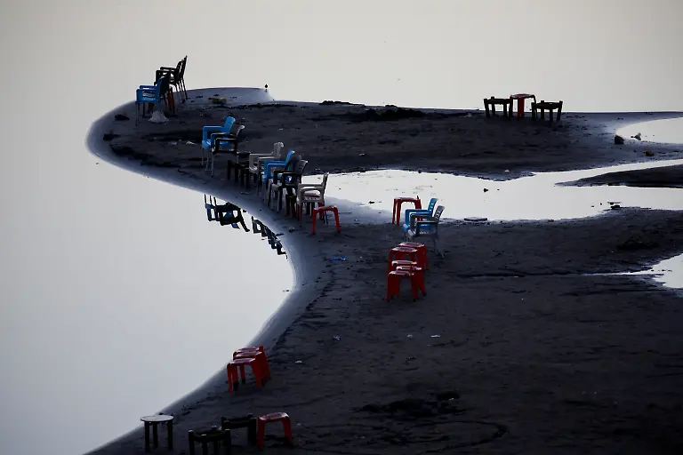 Stuehle-stehen-am-Ufer-des-Blauen-Nils-in-Khartum