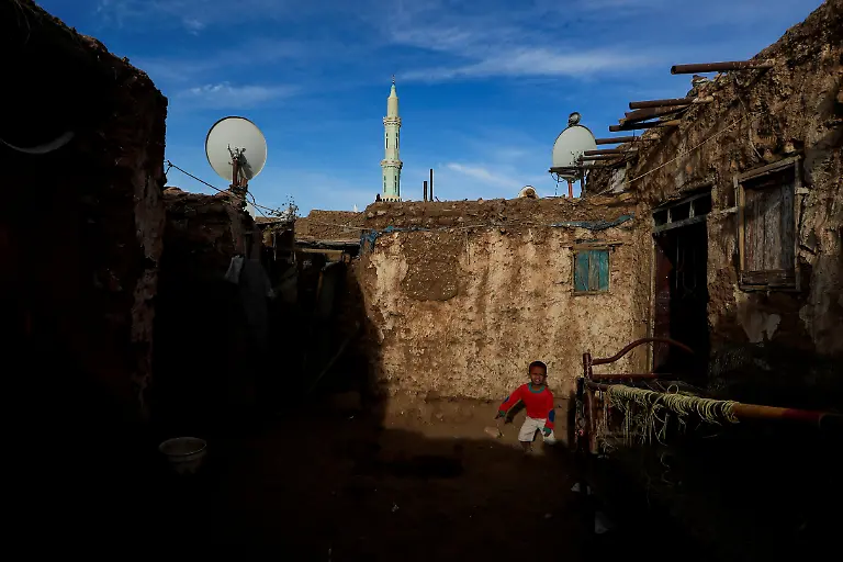 In-Omdurman-spielt-ein-Junge-im-Hof-eines-Hauses-das-aus-Schlamm-und-Ziegeln-besteht