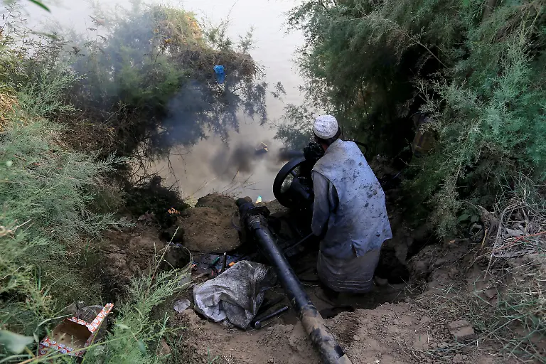 Ahmed-Mohamed-Mechaniker-und-Landwirt-repariert-eine-Wasserpumpe