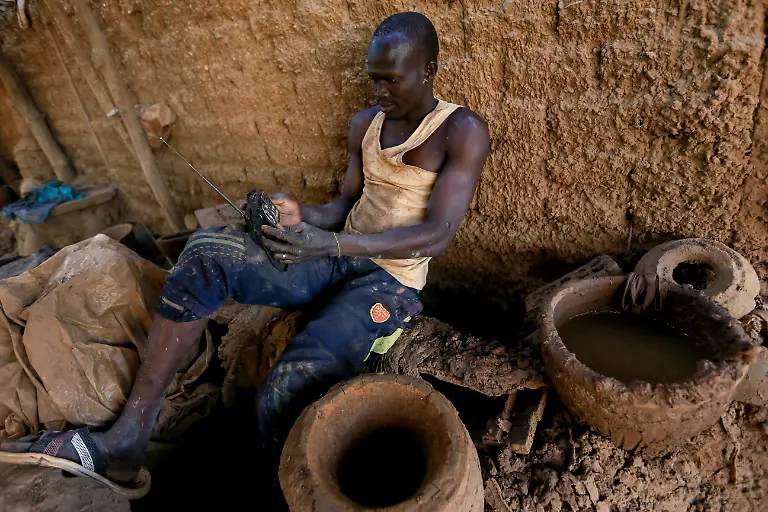 David-Plantino-35-Toepfer-hoert-bei-seiner-Arbeit-Radio