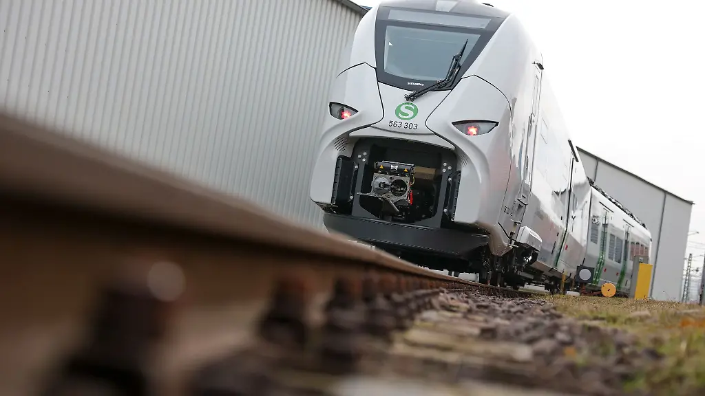 Akkuzuege-sollen-kuenftig-haeufiger-auf-nicht-elektrifizierten-Bahnstrecken-in-Sachsen-Anhalt-zum-Einsatz-kommen-und-Dieselzuege-nach-und-nach-ersetzen