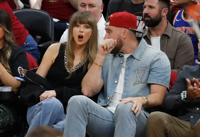 NBA-Basketball-Herren-USA-East-Conference-Finals-Game-3-New-York-Knicks-at-Cleveland-Cavaliers-Travis-Kelce-R-and-Taylor-Swift-L-in-attendance-during-game-3-of-the-NBA-East-Conference-Finals-between-the-Cleveland-Cavaliers-and-the-New-York-Knicks-in-Cleveland-Ohio-USA-23-May-2026
