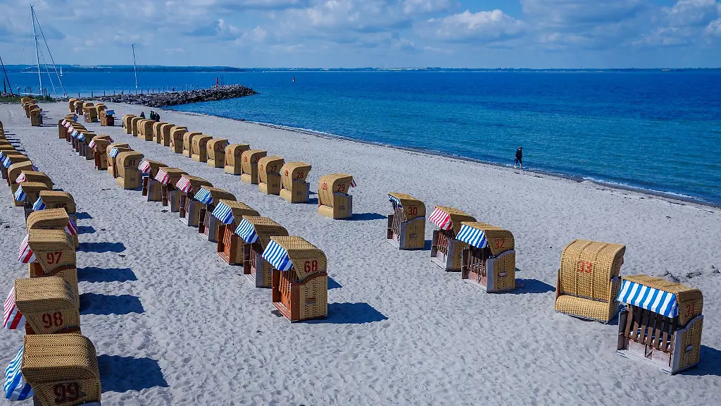 Das-Baden-im-Meer-ist-einer-der-Hauptgruende-fuer-Urlauber-nach-Mecklenburg-Vorpommern-zu-kommen-Nur-Spazierengehen-ist-noch-beliebter