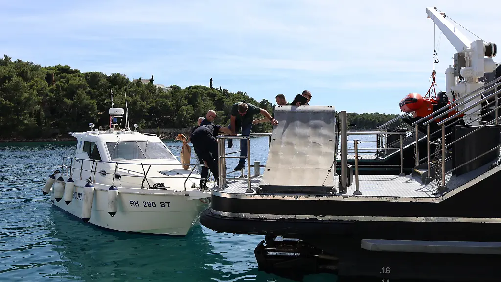 Police-investigators-conduct-an-inspection-of-a-vessel-in-Milna-near-Split-Croatia-on-June-14-2026-following-a-maritime-accident-that-happened-earlier-today-in-the-Split-Channel-between-the-islands-of-Brac-and-Solta-According-to-the-Ministry-of-the-Sea-Transport-and-Infrastructure-a-passenger-catamaran-collided-with-a-French-flagged-sailing-yacht-which-subsequently-sank-Eight-people-were-aboard-the-yacht-three-died-one-remains-missing-and-four-survivors-were-rescued-and-transported-to-Split-University-Hospital-Centre-where-they-were-reported-to-be-out-of-life-threatening-danger