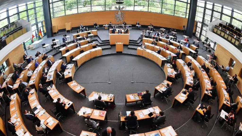 Abgeordnete-und-Landesregierung-sitzen-im-Plenarsaal-zum-Beginn-einer-Landtagssitzung