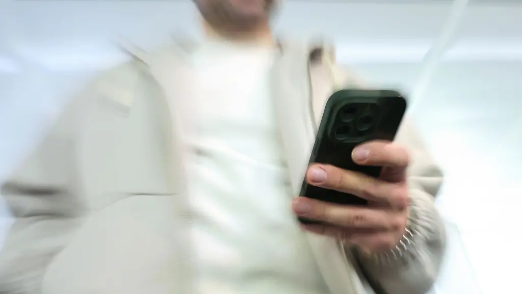Ein-Mann-haelt-ein-Smartphone-in-der-Hand