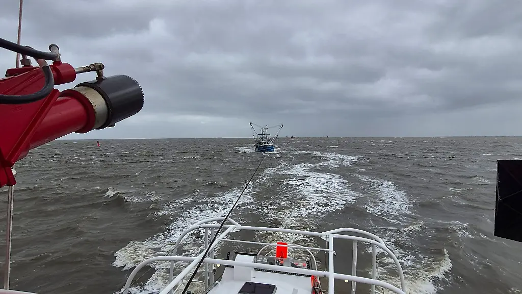 Der-Krabbenkutter-war-vor-Cuxhaven-auf-einer-Sandbank-festgekommen