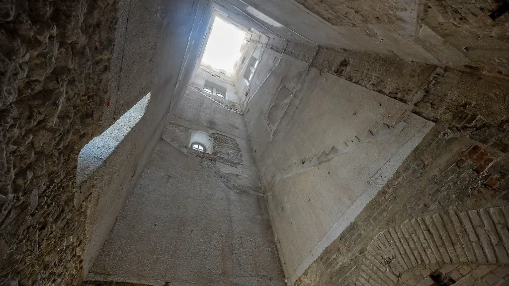 Das-Augsburger-Wahrzeichen-Perlachturm-ist-derzeit-hohl-nachdem-die-Treppen-zum-Besteigen-des-rund-70-Meter-hohen-Turms-entfernt-wurden