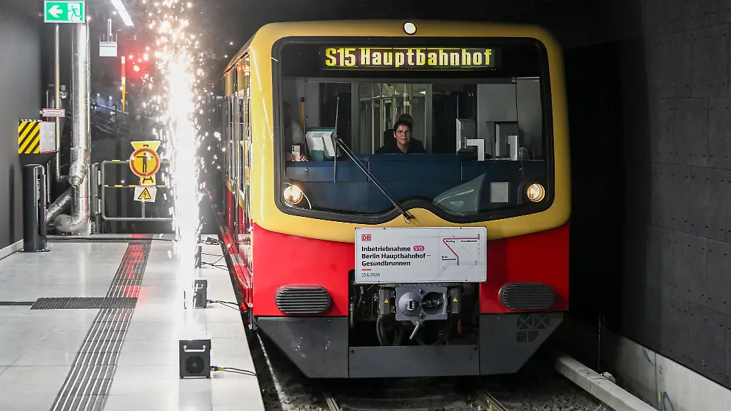 Der-erste-Zug-der-neuen-S-Bahn-Linie-S15-zwischen-dem-Hauptbahnhof-und-Gesundbrunnen-ueber-Wedding-faehrt-im-unterirdischen-Interimsbahnhof-am-Hauptbahnhof-ein