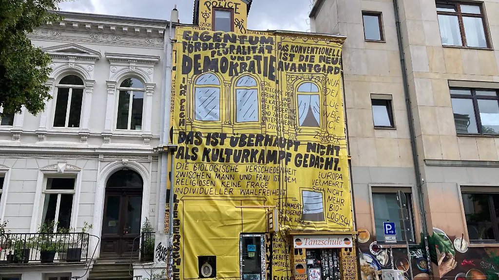 Die-Buchhandlung-Golden-Shop-hat-ihre-Fassade-neu-gestaltet-Auf-Stoffbahnen-sind-Zitate-von-Kulturstaatsminister-Weimer-parteilos-gedruckt-der-den-Laden-von-der-Liste-der-Preistraeger-fuer-den-Deutschen-Buchhandlungspreis-2026-gestrichen-hatte