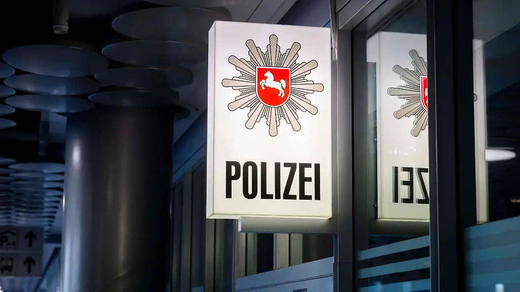 Symbolfoto-leuchtendes-Schild-Polizei-mit-Polizeistern-Niedersachsen-an-der-Polizeistation-im-Flughafen-Hannover-Airport-HAJ-Die-Landespolizei-fuer-allgemeine-Kriminalitaet-ist-am-Flughafen-praesent-oft-unterstuetzt-durch-den-Zoll-um-Sicherheit-und-Ordnung-zu-gewaehrleisten-wobei-die-Bundespolizei-die-Kernaufgaben-an-den-Flughaefen-wahrnimmt-03-03