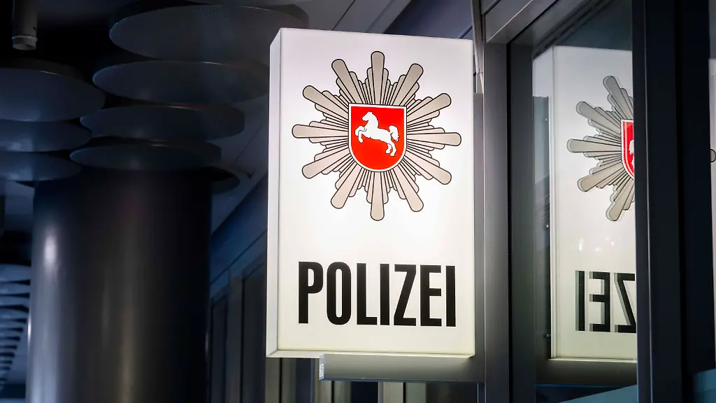 Symbolfoto-leuchtendes-Schild-Polizei-mit-Polizeistern-Niedersachsen-an-der-Polizeistation-im-Flughafen-Hannover-Airport-HAJ-Die-Landespolizei-fuer-allgemeine-Kriminalitaet-ist-am-Flughafen-praesent-oft-unterstuetzt-durch-den-Zoll-um-Sicherheit-und-Ordnung-zu-gewaehrleisten-wobei-die-Bundespolizei-die-Kernaufgaben-an-den-Flughaefen-wahrnimmt-03-03