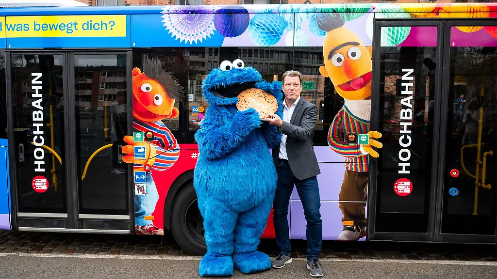 Brodehl-rechts-im-Bild-neben-dem-Kruemelmonster-verlaesst-den-HVV