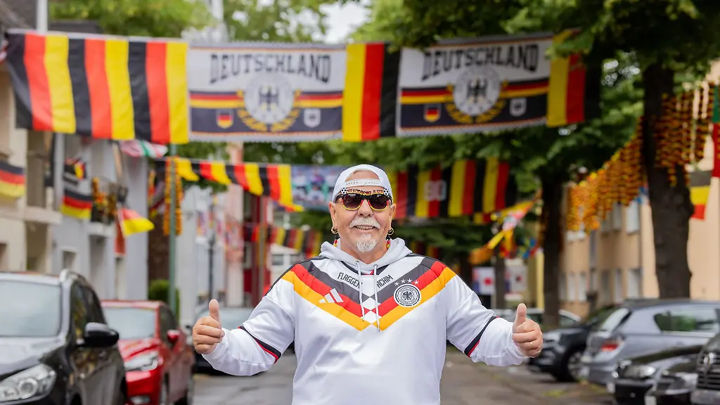 Flaggen-Achim-steht-in-einem-Meer-aus-Fahnen-in-der-Rullichstrasse-in-Essen-Altendorf