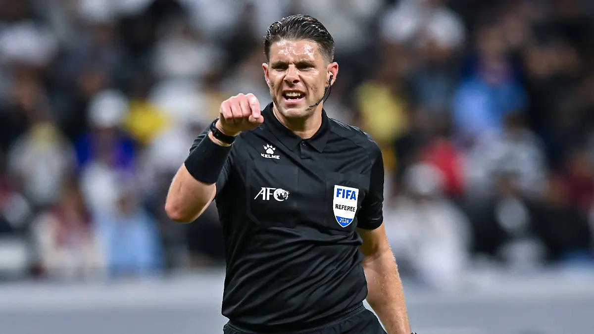 AFC-CHAMPIONS-LEAGUE-ELITE-AL-GHARAFA-SC-QTR-v-AL-NASSR-FC-KSA-Referee-Shaun-Evans-from-Australia-gestures-during-the-AFC-Champions-League-elite-west-football-match-between-Qatar-s-Al-Gharafa-SC-and-Saudi-Arabia-s-Al-Nassr-FC-at-Al-Bayt-Stadium-in-Al-Khor-Qatar-on-November-25-2024-DOHA-Qatar-Copyright-xNAUSHADx