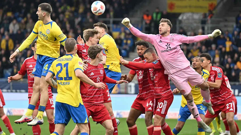 Fliegt-kuenftig-fuer-Energie-Cottbus-durch-den-Strafraum-Torhueter-Marcel-Lotka