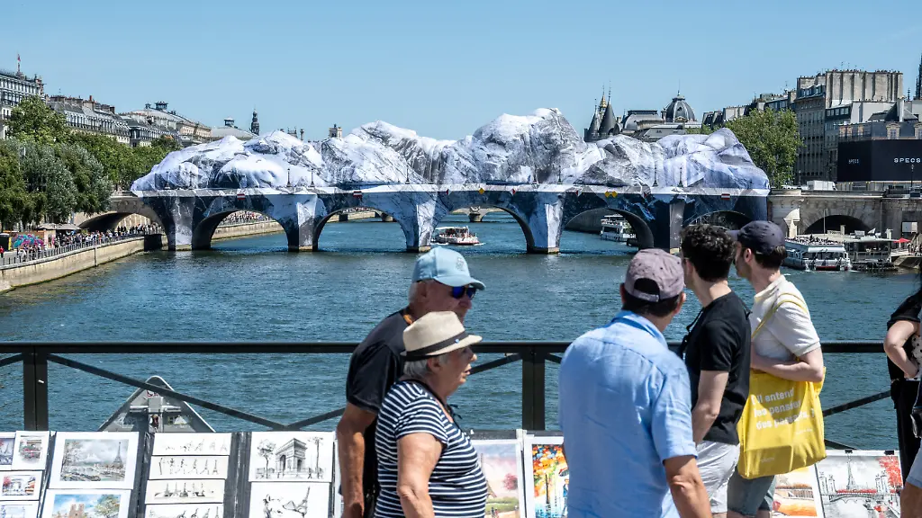 This-image-shows-the-Caverne-du-Pont-Neuf-the-monumental-installation-by-French-artist-and-photographer-JR-restored-after-storm-damage-in-Paris-France-on-June-14-2026-The-work-pays-homage-to-the-installation-created-on-the-bridge-by-artists-Christo-and-Jeanne-Claude-in-1985-Cette-image-montre-la-Caverne-du-Pont-Neuf-l-installation-monumentale-de-l-artiste-et-photographe-francais-JR-restauree-apres-les-degats-causes-par-le-tempete-a-Paris-en-France-le-14-juin-2026-L-oeuvre-rend-hommage-a-l-installation-realisee-sur-le-pont-par-les-artistes-Christo-et-Jeanne-Claude-en-1985