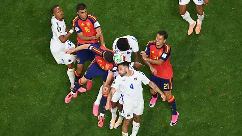 Fussball-Maenner-WM-2026-Spanien-Kap-Verde-Vorrunde-Gruppe-H-1-Spieltag-Atlanta-Stadion-Pico-Lopes-aus-Kap-Verde-vorne-und-Aymeric-Laporte-aus-Spanien-beim-Kopfball