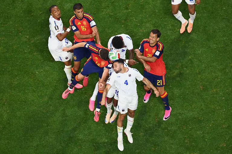 Fussball-Maenner-WM-2026-Spanien-Kap-Verde-Vorrunde-Gruppe-H-1-Spieltag-Atlanta-Stadion-Pico-Lopes-aus-Kap-Verde-vorne-und-Aymeric-Laporte-aus-Spanien-beim-Kopfball