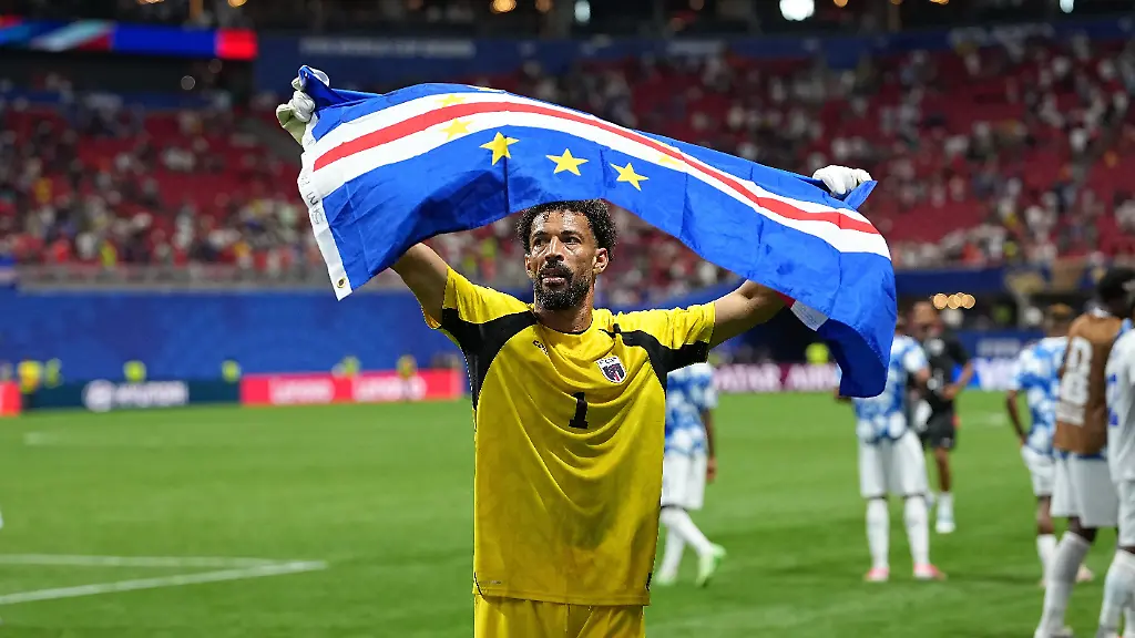 260616-ATLANTA-June-16-2026-Xinhua-Goalkeeper-Vozinha-of-Cape-Verde-holds-the-national-flag-after-the-group-H-match-between-Spain-and-Cape-Verde-at-the-2026-FIFA-World-Cup-at-Atlanta-Stadium-in-Atlanta-the-United-States-June-15-2026