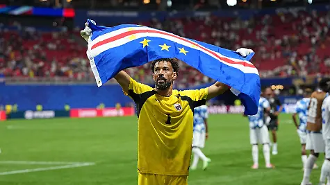 260616-ATLANTA-June-16-2026-Xinhua-Goalkeeper-Vozinha-of-Cape-Verde-holds-the-national-flag-after-the-group-H-match-between-Spain-and-Cape-Verde-at-the-2026-FIFA-World-Cup-at-Atlanta-Stadium-in-Atlanta-the-United-States-June-15-2026