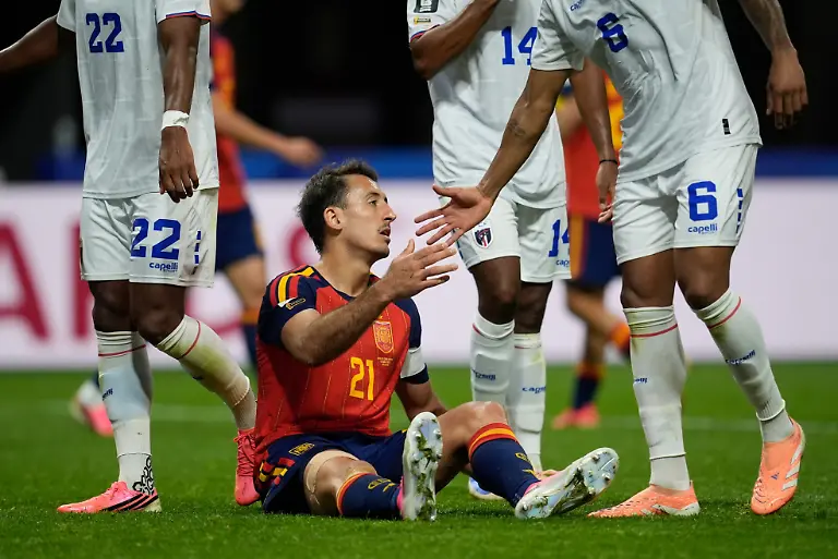 Fussball-Maenner-WM-2026-Spanien-Kap-Verde-Vorrunde-Gruppe-H-1-Spieltag-Atlanta-Stadion-Der-Spanier-Mikel-Oyarzabal-sitzt-auf-dem-Spielfeld