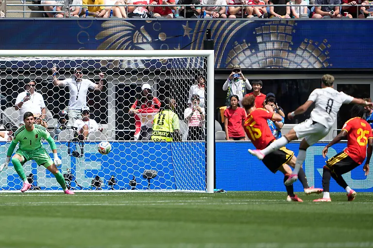 Fussball-Maenner-WM-2026-Belgien-Aegypten-Vorrunde-Gruppe-G-1-Spieltag-Seattle-Stadion-Der-Aegypter-Emam-Ashour-r-erzielt-gegen-Belgiens-Torhueter-Thibaut-Courtois-das-Tor-zum-0-1