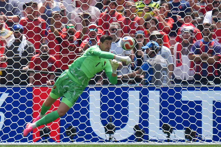 Fussball-Maenner-WM-2026-Belgien-Aegypten-Vorrunde-Gruppe-G-1-Spieltag-Seattle-Stadion-Der-belgische-Torhueter-Thibaut-Courtois-wehrt-einen-Schuss-ab