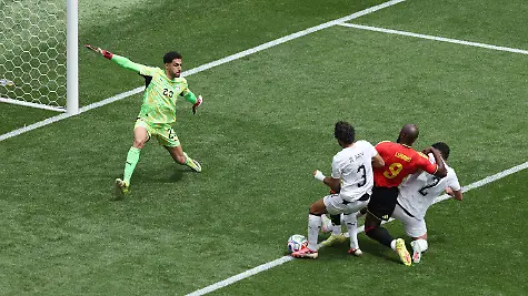 Fussball-Maenner-WM-2026-Belgien-Aegypten-Vorrunde-Gruppe-G-1-Spieltag-Seattle-Stadion-Der-Aegypter-Mohamed-Hany-2vl-erzielt-bedraengt-von-Belgiens-Romelu-Lukaku-2vr-ein-Eigentor-zum-1-1