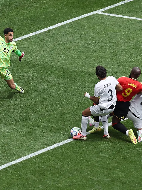 Fussball-Maenner-WM-2026-Belgien-Aegypten-Vorrunde-Gruppe-G-1-Spieltag-Seattle-Stadion-Der-Aegypter-Mohamed-Hany-2vl-erzielt-bedraengt-von-Belgiens-Romelu-Lukaku-2vr-ein-Eigentor-zum-1-1