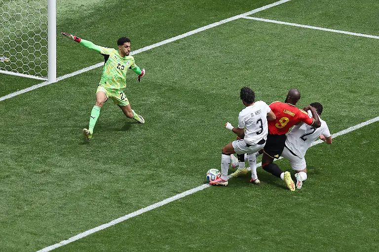 Fussball-Maenner-WM-2026-Belgien-Aegypten-Vorrunde-Gruppe-G-1-Spieltag-Seattle-Stadion-Der-Aegypter-Mohamed-Hany-2vl-erzielt-bedraengt-von-Belgiens-Romelu-Lukaku-2vr-ein-Eigentor-zum-1-1
