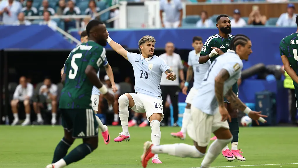 MIAMI-GARDENS-FL-JUNE-15-Uruguay-defender-Maximiliano-Araujo-20-watches-the-ball-after-his-attempt-on-goal-in-the-first-half-during-the-FIFA-World-Cup-WM-Weltmeisterschaft-Fussball-2026-Group-H-match-between-Saudi-Arabia-and-Uruguay-on-Monday-June-16-2026-at-Miami-Stadium-in-Miami-Gardens-FL-Photo-by-Peter-Joneleit-Icon-Sportswire-SOCCER-JUN-15-FIFA-World-Cup-26-Group-H-Saudi-Arabia-vs-Uruguay-EDITORIAL-USE-ONLY-Icon260615004