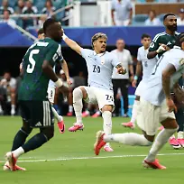 MIAMI-GARDENS-FL-JUNE-15-Uruguay-defender-Maximiliano-Araujo-20-watches-the-ball-after-his-attempt-on-goal-in-the-first-half-during-the-FIFA-World-Cup-WM-Weltmeisterschaft-Fussball-2026-Group-H-match-between-Saudi-Arabia-and-Uruguay-on-Monday-June-16-2026-at-Miami-Stadium-in-Miami-Gardens-FL-Photo-by-Peter-Joneleit-Icon-Sportswire-SOCCER-JUN-15-FIFA-World-Cup-26-Group-H-Saudi-Arabia-vs-Uruguay-EDITORIAL-USE-ONLY-Icon260615004