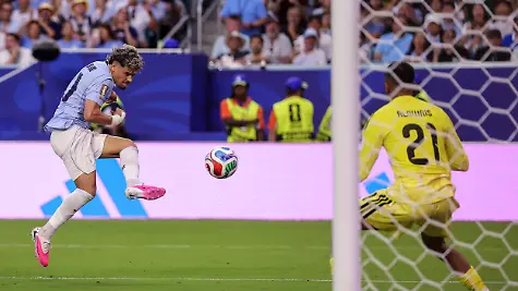 FIFA-World-Cup-WM-Weltmeisterschaft-Fussball-2026-Group-H-Saudi-Arabia-vs-Uruguay-Uruguay-defender-Maximiliano-Araujo-L-scores-a-goal-against-Saudi-Arabia-goalkeeper-Mohammed-Al-Owais-during-the-FIFA-World-Cup-2026-group-stage-match-Saudi-Arabia-against-Uruguay-in-Miami-Florida-USA-15-June-2026