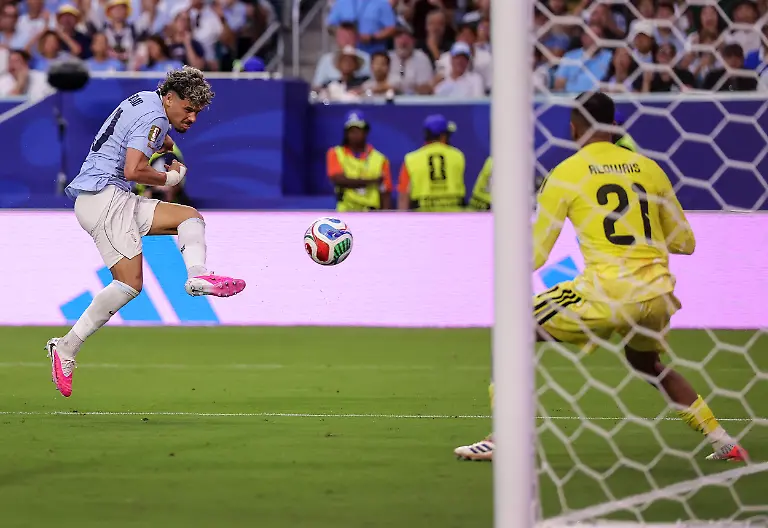 FIFA-World-Cup-WM-Weltmeisterschaft-Fussball-2026-Group-H-Saudi-Arabia-vs-Uruguay-Uruguay-defender-Maximiliano-Araujo-L-scores-a-goal-against-Saudi-Arabia-goalkeeper-Mohammed-Al-Owais-during-the-FIFA-World-Cup-2026-group-stage-match-Saudi-Arabia-against-Uruguay-in-Miami-Florida-USA-15-June-2026