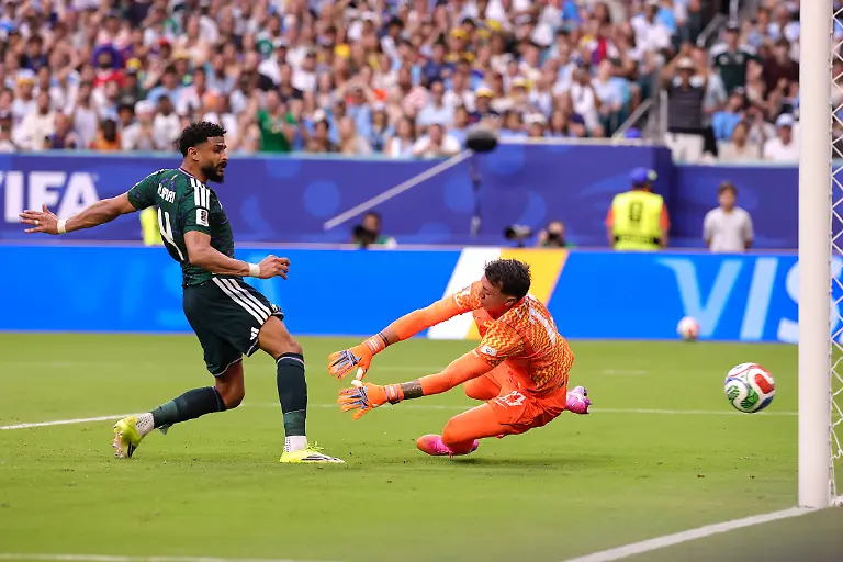 FIFA-World-Cup-WM-Weltmeisterschaft-Fussball-2026-Group-H-Saudi-Arabia-vs-Uruguay-Saudi-Arabia-defender-Abdulelah-Al-Amri-L-scores-a-goal-against-Uruguay-goalkeeper-Fernando-Muslera-during-the-FIFA-World-Cup-2026-group-stage-match-Saudi-Arabia-against-Uruguay-in-Miami-Florida-USA-15-June-2026