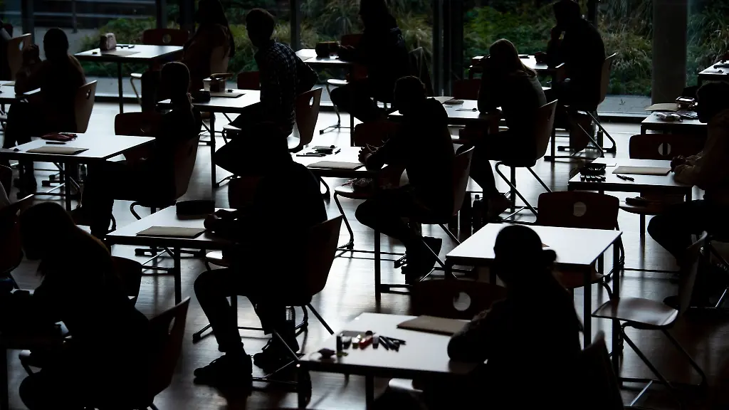 Kuenstliche-Intelligenz-wird-an-bayerischen-Schulen-zur-immer-groesseren-Herausforderung-wenn-es-darum-geht-Betrugsversuche-zu-unterbinden
