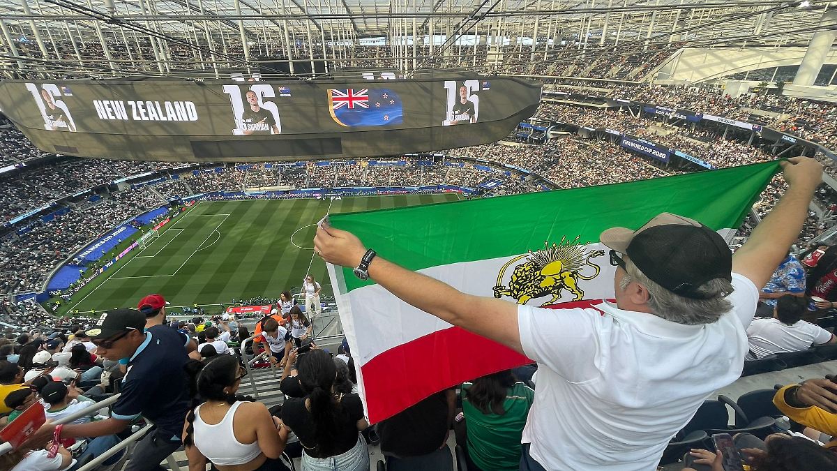 Protest in the U.S.: Hundreds of banned resistance flags at the World Cup ...