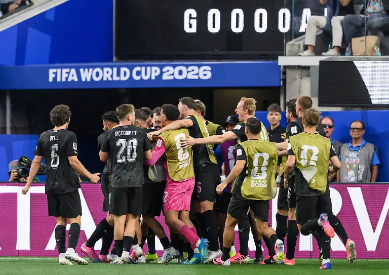 260615-Players-of-New-Zealand-celebrate-the-1-2-goal-scored-by-Elijah-Just-during-the-FIFA-World-Cup-WM-Weltmeisterschaft-Fussball-2026-football-match-between-Iran-and-New-Zealand-on-June-15-2026-in-Los-Angeles