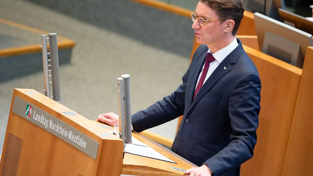 Ministerpraesident-Hendrik-Wuest-CDU-bei-einer-Rede-im-Landtag-Archivfoto