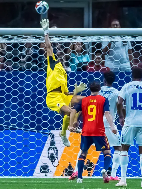 June-12-2026-Atlanta-Georgia-USA-Cape-Verde-goalkeeper-VOZINHA-1-stops-a-goal-as-Cabo-Verde-plays-against-Spain-during-their-First-Stage-Group-H-match-for-the-2026-FIFA-World-Cup-WM-Weltmeisterschaft-Fussball-The-game-ends-in-a-draw-0-0