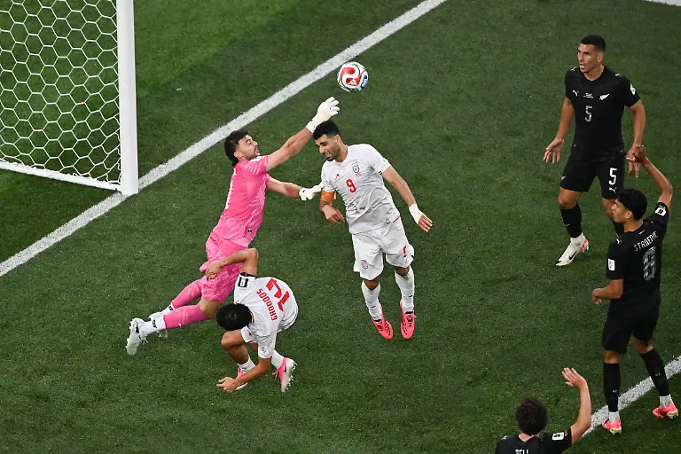 SOCCER-IRAN-NEW-ZEALAND-WORLD-CUP-Goalkeeper-Max-Crocombe-of-New-Zealand-during-the-Group-G-match-between-Iran-and-New-Zealand-as-part-of-the-FIFA-2026-World-Cup-at-SoFi-Stadium-in-Inglewood-California-USA-Thursday-June-11-2026